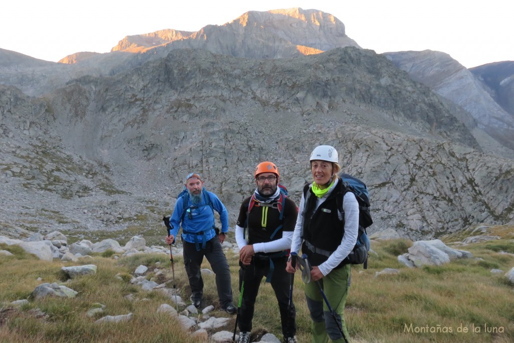 De derecha a izquierda: Eva, Josetxu y Paco subiendo al Tempestades con el Pico de Vallibierna detrás tocándole el sol